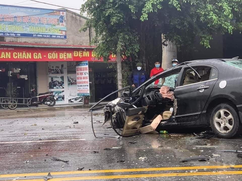 Chiếc xe ô tô con "nát bét" sau cú đâm va với xe đầu kéo. 