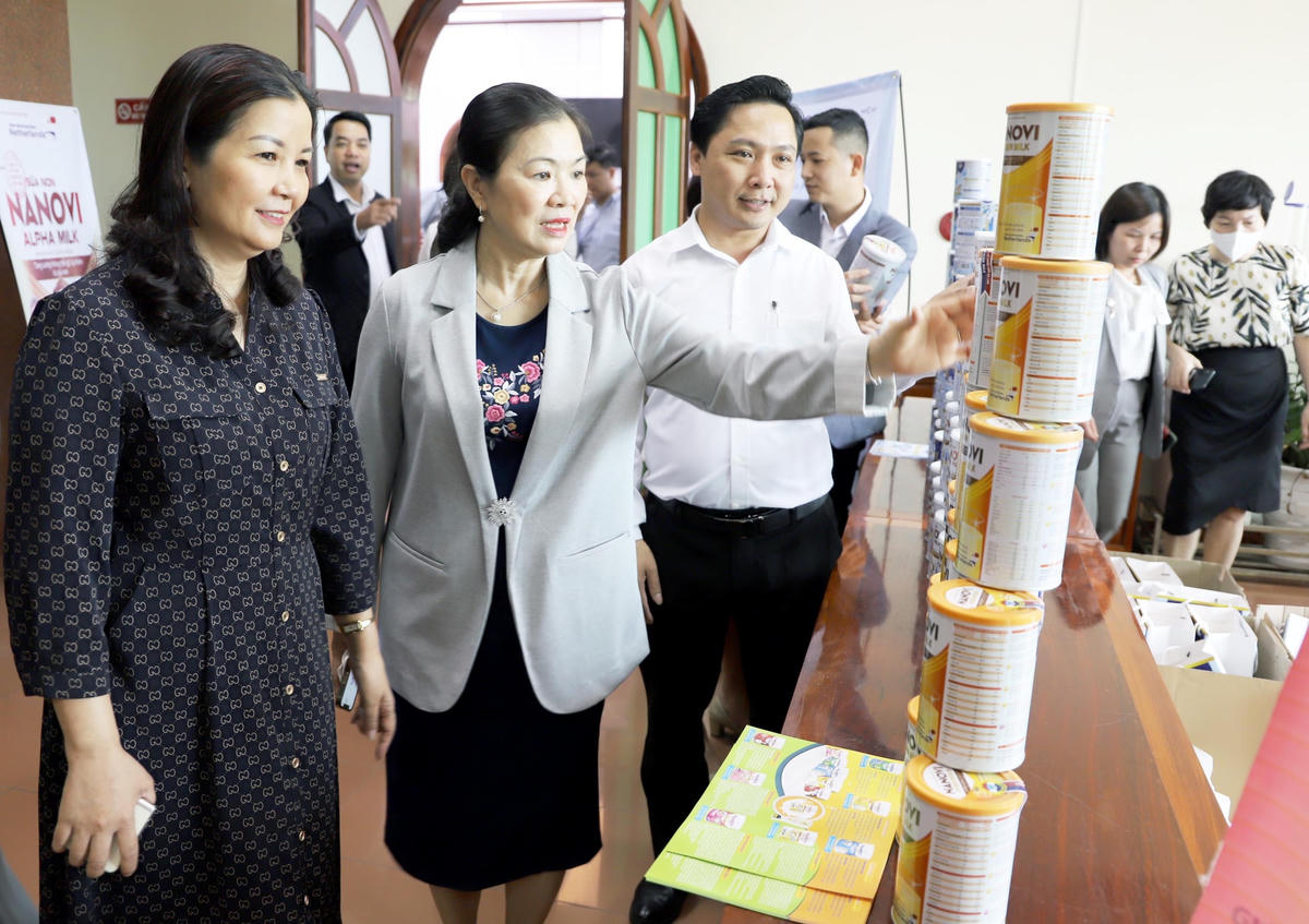 Phó Chủ tịch Trương Thị Ngọc Ánh thăm gian trưng bày các sản phẩm tại Hội thảo.