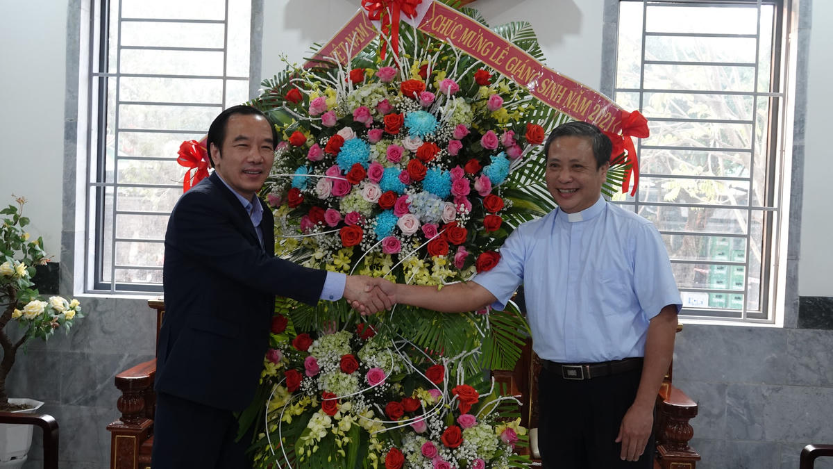 Phó Chủ tịch UBTƯ MTTQ Việt Nam Ngô Sách Thực tặng hoa chúc mừng Giáng sinh tại Giáo xứ Tam Tòa.