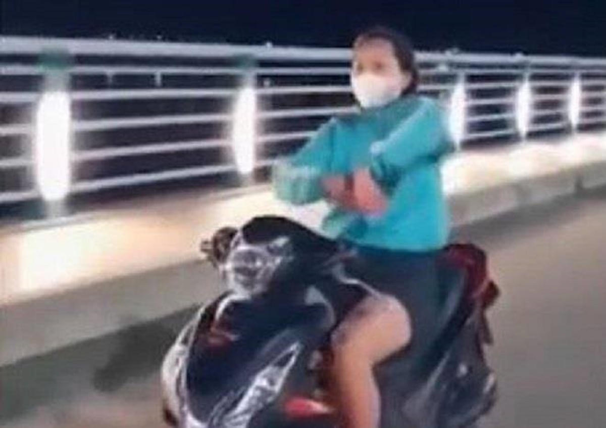 Xử phạt hành chính cô gái đầu trần phóng xe múa quạt. (Ảnh cắt clip).