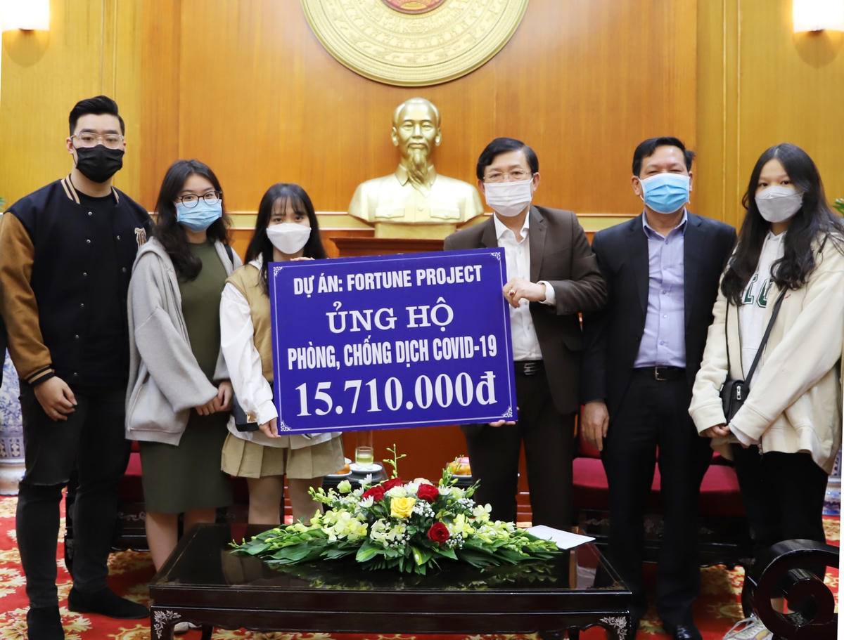 Phó Chủ tịch Nguyễn Hữu Dũng tiếp nhận ủng hộ từ Dự án Fortune Project.