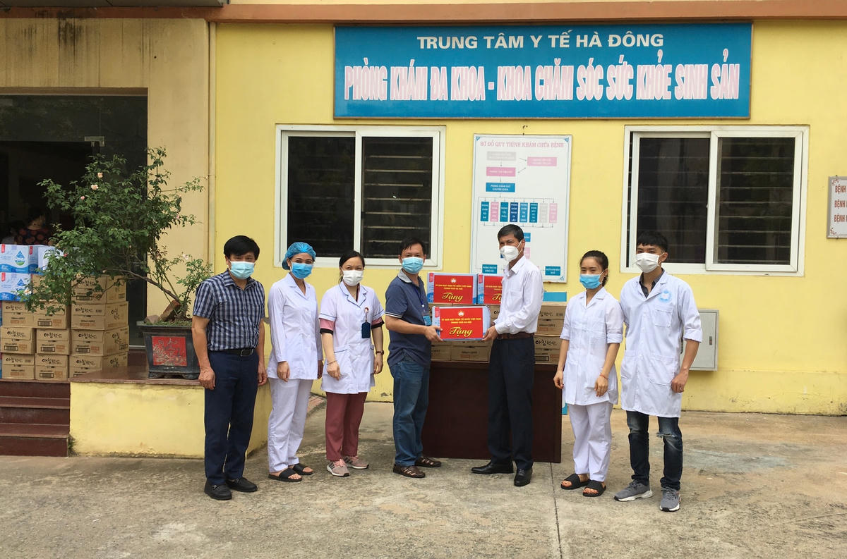 Phó Chủ tịch Nguyễn Anh Tuấn thăm hỏi, động viên Trung tâm y tế quận Hà Đông.