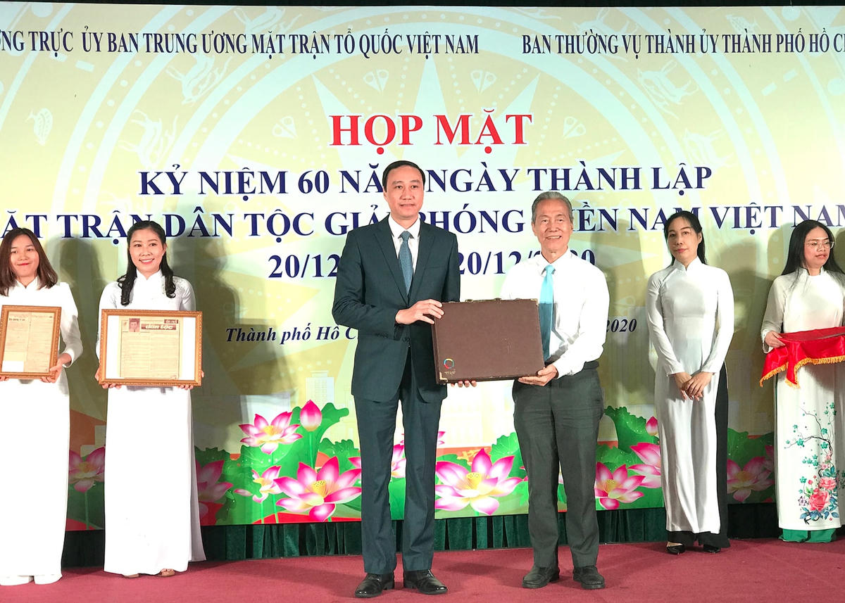 Phó Chủ tịch UBTƯ MTTQ Việt Nam Phùng Khánh Tài tiếp nhận hiện vật hiến tặng cho Bảo tàng MTTQ Việt Nam.