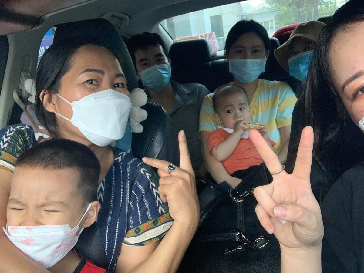 Những chuyến xe "0 đồng" đưa các bệnh nhân về quê an toàn giữa mùa dịch. Ảnh: NVCC.