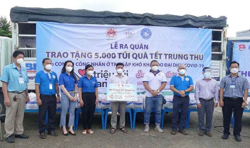Tổ chức thăm tặng quà Tết Trung thu cho các cháu thiếu nhi có hoàn cảnh khó khăn trên địa bàn Phường 11, Quận 3. Ảnh: Đỗ Phú.