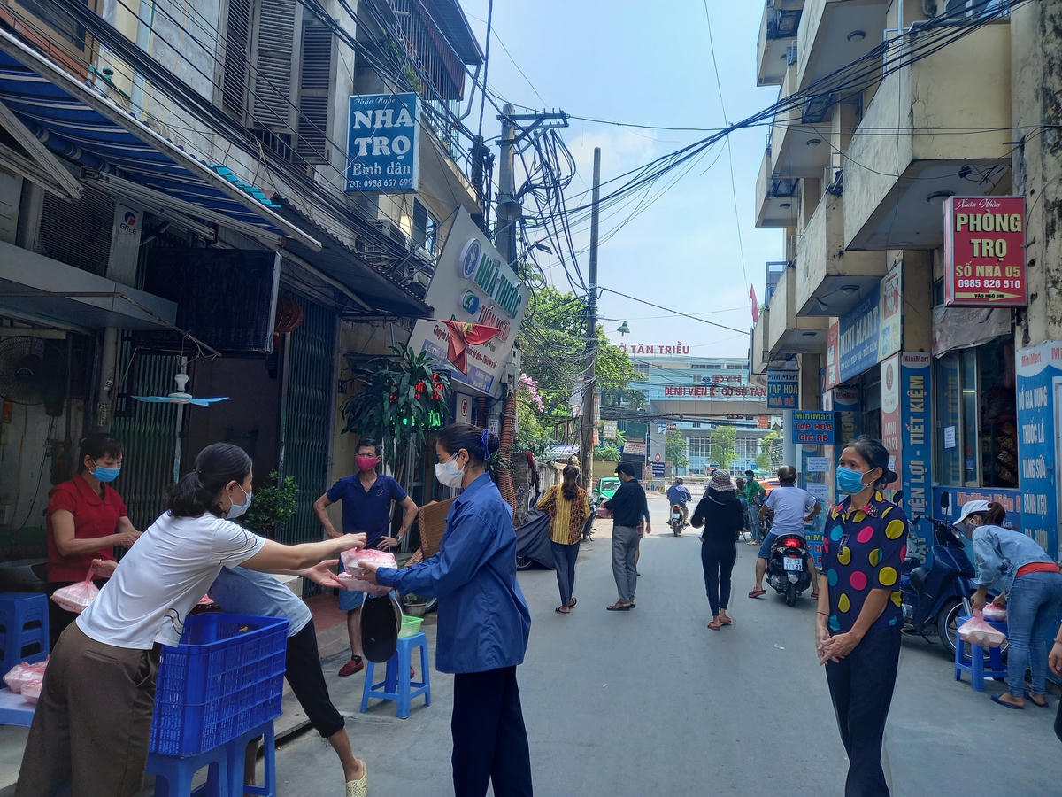 Những người đến nhận cơm đều thực hiện nghiêm những biện pháp đảm bảo phòng chống dịch, xếp hàng và giữ khoảng cách an toàn.