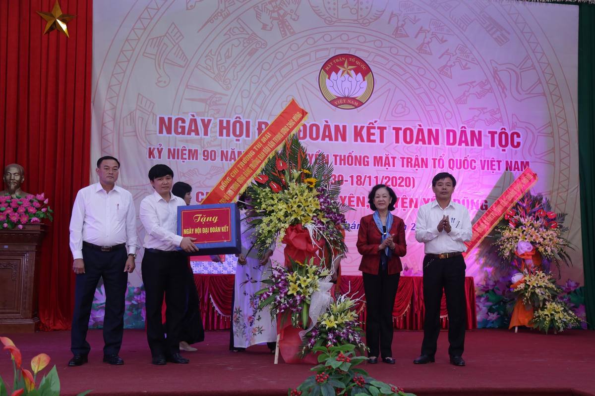 Trưởng ban Dân vận Trung ương Trương Thị Mai tặng lãng hoa chúc mừng.