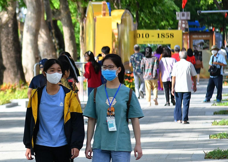 Đeo khẩu trang để chống Covid-19.