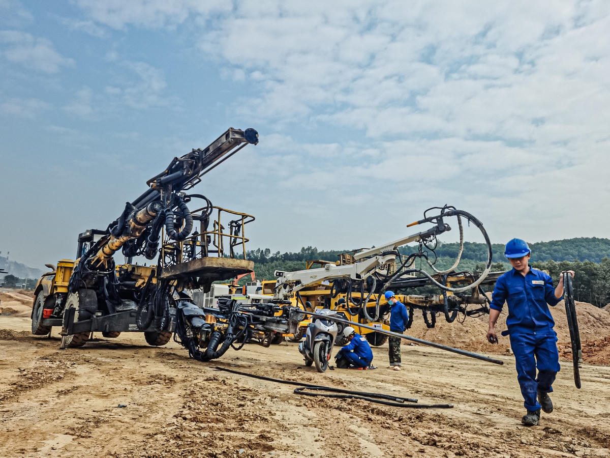 Ông Nguyễn Ngọc Tú - Chỉ huy trưởng thi công cửa hầm phía Bắc thuộc Công ty cổ phần Tập đoàn Đèo Cả cho biết, hầm Trường Vinh có chiều dài 450m, hiện đã khoan được 1 nhánh hầm 14 m và 1 nhánh 15 m. 