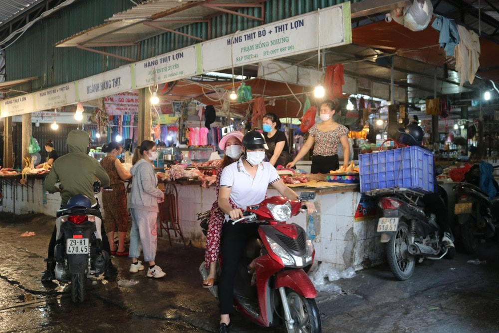 Hà Nội: Chợ vẫn tấp nập nhưng có nơi quên quy định 'đeo khẩu trang, giãn cách'