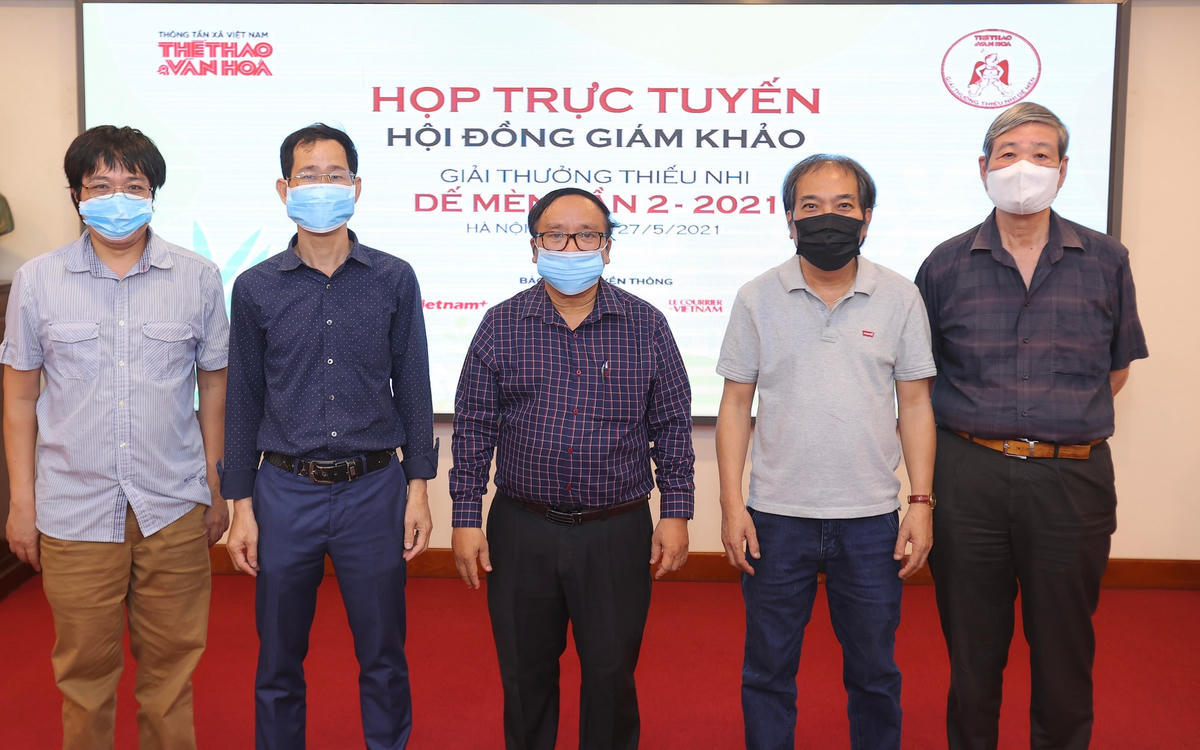 Nhà thơ Trần Đăng Khoa (giữa), Chủ tịch Hội đồng giám khảo Giải Dế Mèn, cùng các thành viên ban giám khảo và sơ khảo.
