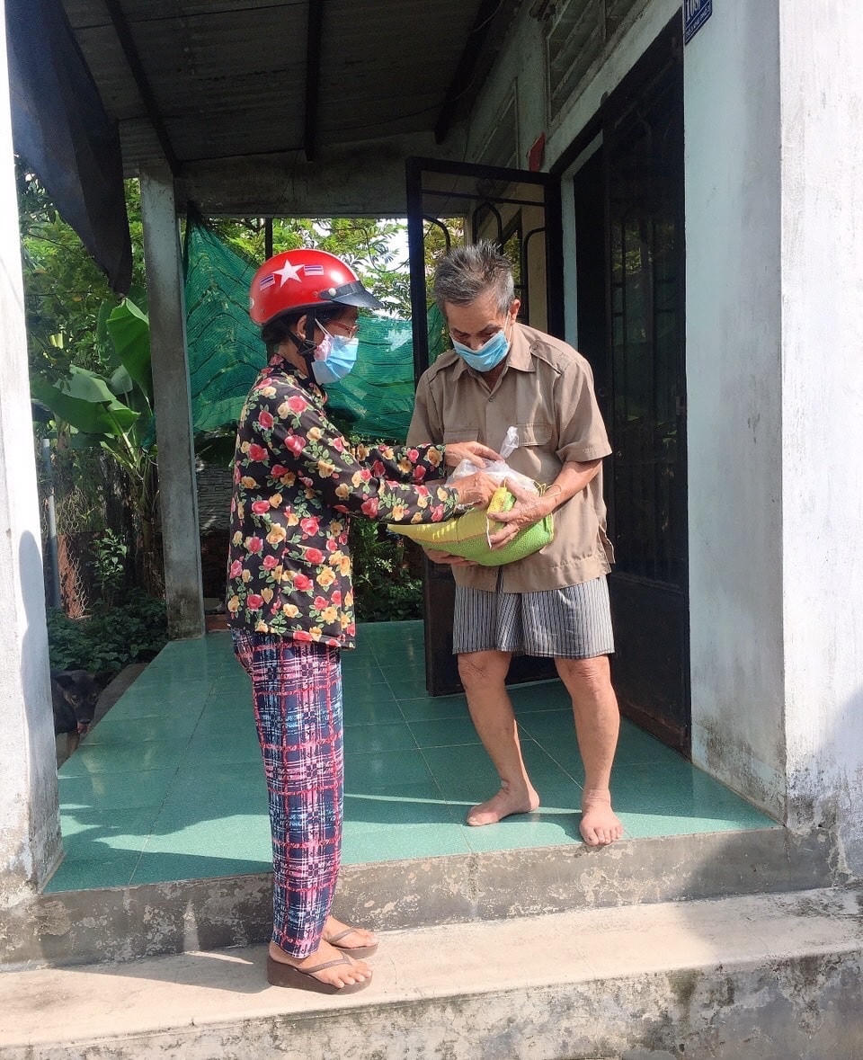 Trong khó khăn, tình làng nghĩa xóm được nhân lên.
