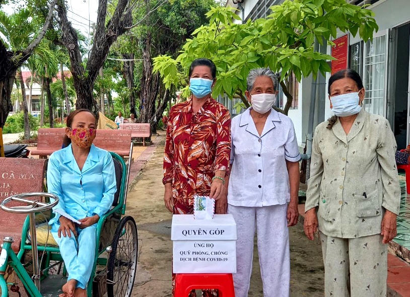 Các cụ bà đang sống trong Trung tâm Bảo trợ xã hội tỉnh Cà Mau đóng góp tiền hỗ trợ phòng, chống dịch.