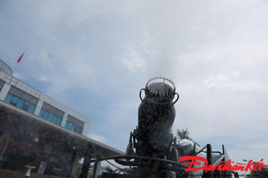 [ẢNH] Khử khuẩn tại Bệnh viện Bệnh Nhiệt đới Trung ương cơ sở Đông Anh