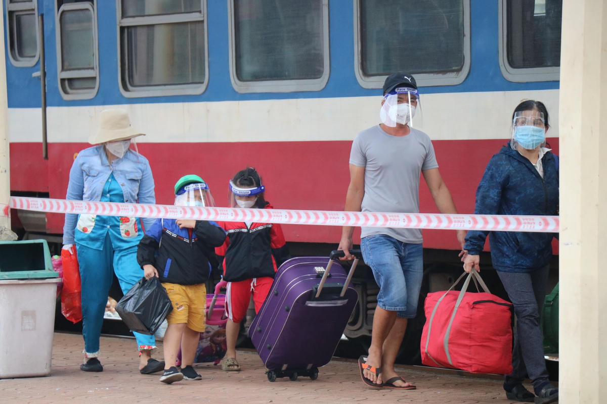 Trước đó, tỉnh Thừa Thiên-Huế tổ chức đón công dân từ các tỉnh, thành phía Nam về quê bằng tàu hoả.