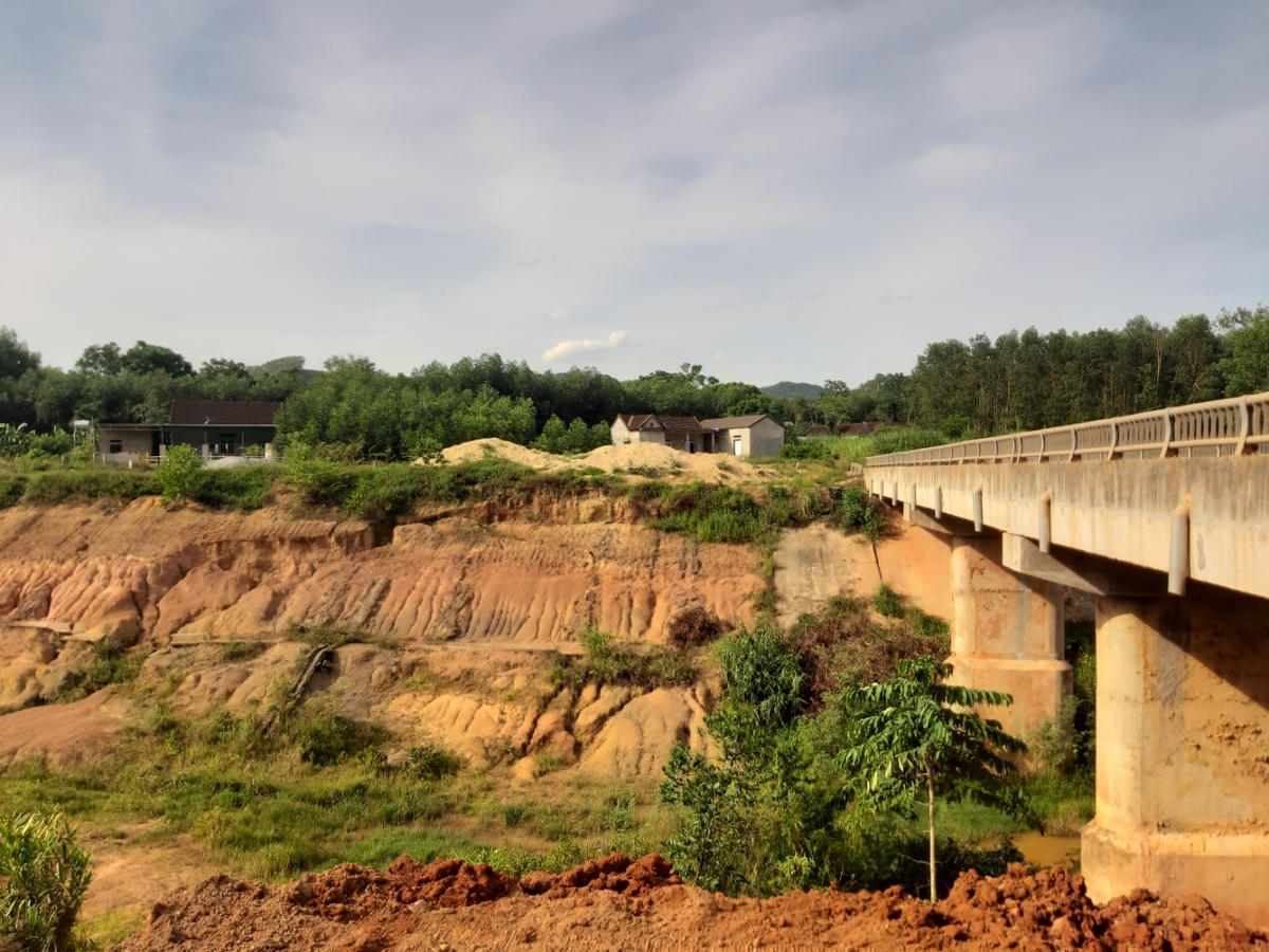 Tình trạng sụt lún bờ kè, mặt kênh mà tình trạng này còn uy hiếp đến sự an toàn của các cây cầu. (hình ảnh được ghi lại vào ngày 29/7/2020).