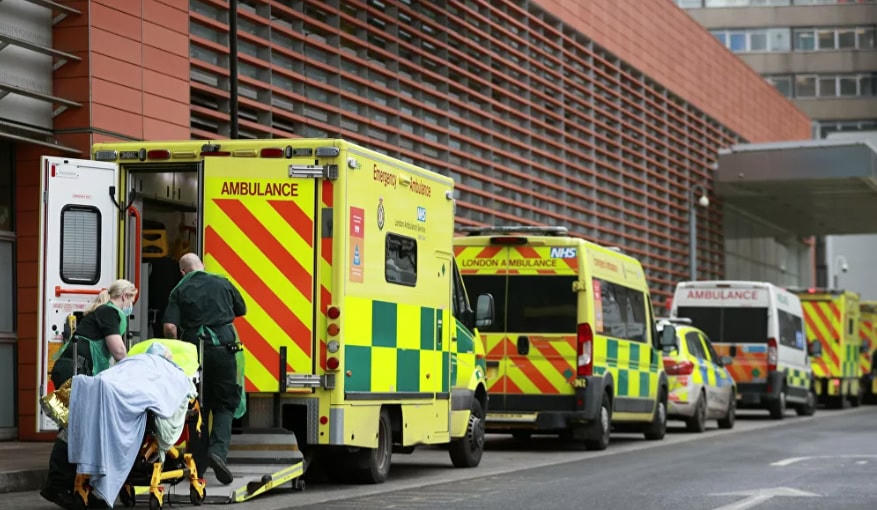Nhân viên y tế vận chuyển một bệnh nhân tại Bệnh viện Hoàng gia London, khi sự lây lan của Covid-19 vẫn tiếp tục, ở London. Ảnh: Reuters.