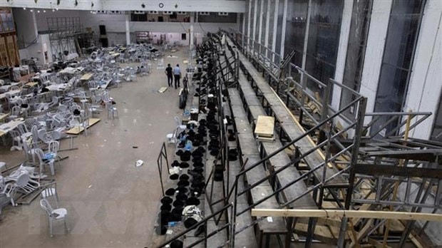 Lực lượng chức năng điều tra tại hiện trường vụ sập khán đài ở giáo đường Givat Zeev, ngoại ô Jerusalem, Israel. (Ảnh: AP/TTXVN).