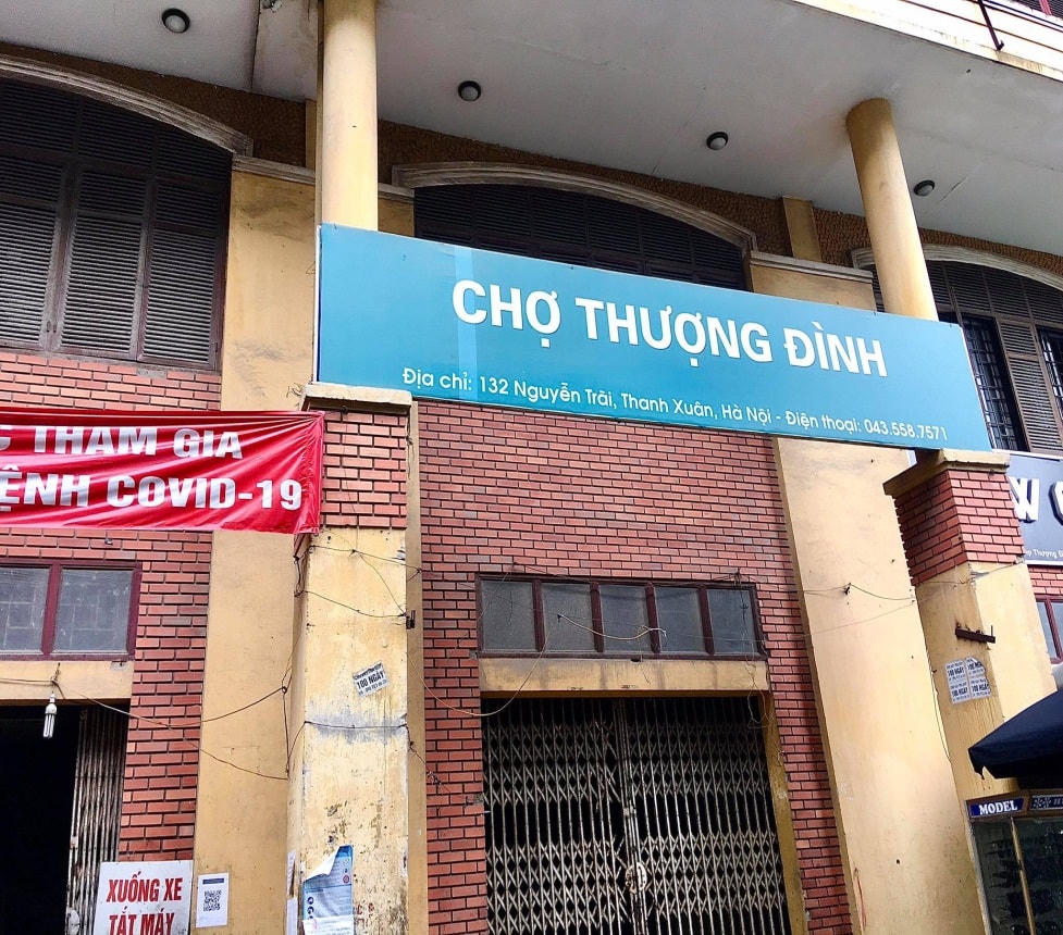 Tại khu vực chợ Thượng Đình, hầu hết các cửa hàng vẫn đang đóng cửa im lìm, ngừng hoạt động. Chỉ có bảo vệ túc trực đảm bảo an ninh trật tự.
