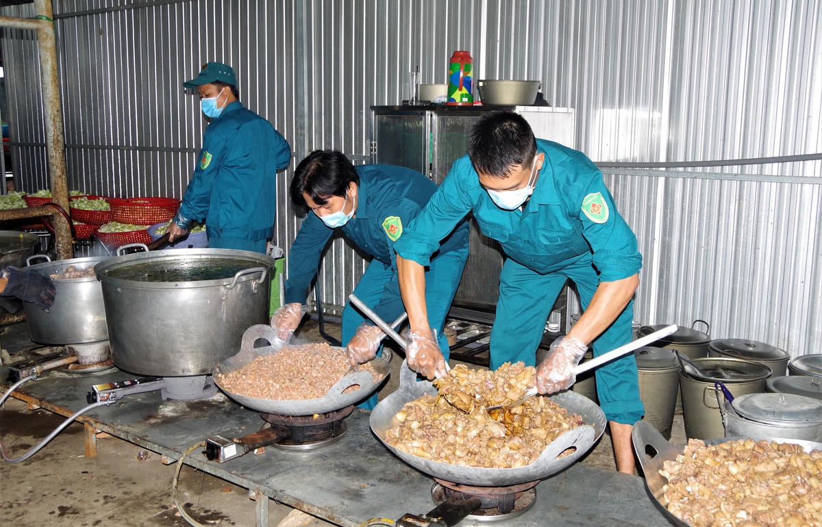 Các chiến sĩ tất bật chuẩn bị các món ăn cho người cách ly.