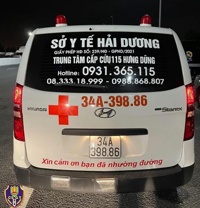 Xe cứu thương chở bệnh nhân "dỏm". Ảnh: Cục CSGT.  