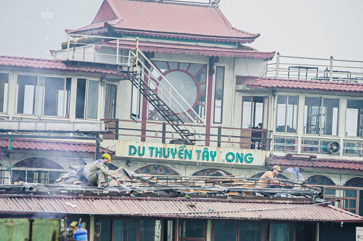 Theo ghi nhận của Đại Đoàn Kết Online chiều 17/11 tại khu vực Đầm Bảy, hàng chục công nhân đang tháo dỡ 2 trong tổng số hàng chục chiếc thuyền nổi neo đậu tại Hồ Tây.