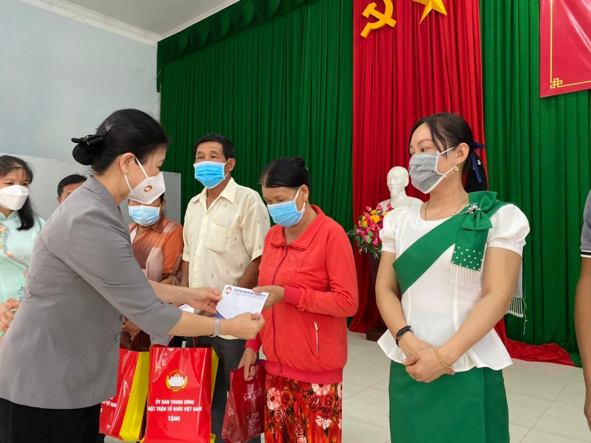 Bà Trương Thị Ngọc Ánh tặng quà cho đồng bào Khmer tại huyện Giồng Trôm, tỉnh Bến Tre