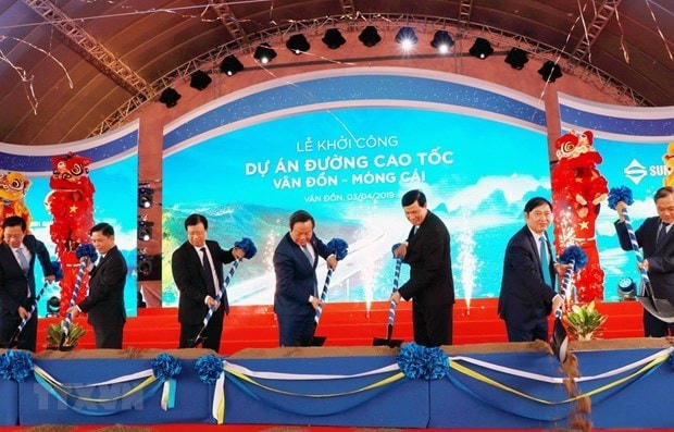 Phó Thủ tướng Trịnh Đình Dũng và các đại biểu thực hiện hiện nghi thức khởi công cao tốc Vân Đồn-Móng Cái hồi tháng 4/2019. (Ảnh: Văn Đức/TTXVN).
