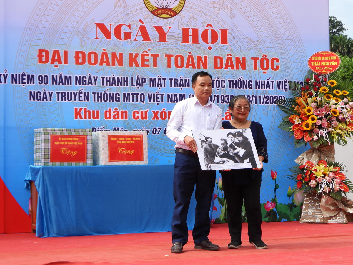 Bà Hạ Chí Nhân- con gái của đồng chí Hoàng Quốc Việt tặng ảnh Bác Hồ thăm gia đình đồng chí Hoàng Quốc Việt cho địa phương.