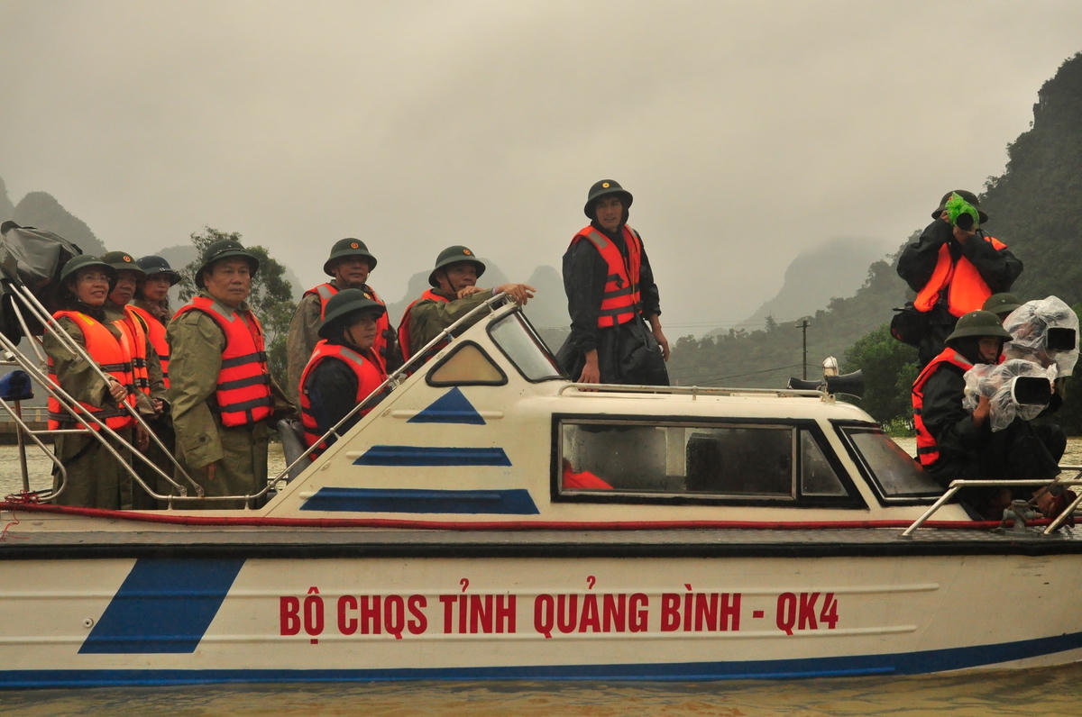 Đoàn đi công tác vào "rốn lũ" Tân Hóa (Minh Hóa, Quảng Bình).