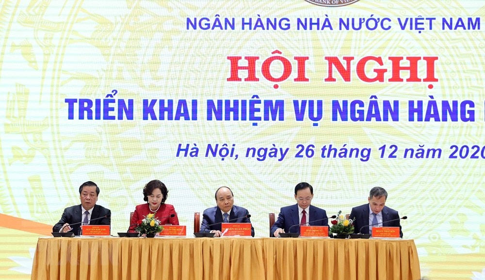 Thủ tướng Nguyễn Xuân Phúc và lãnh đạo Ngân hàng Nhà nước Việt Nam chủ trì hội nghị. (Ảnh: Thống Nhất/TTXVN).
