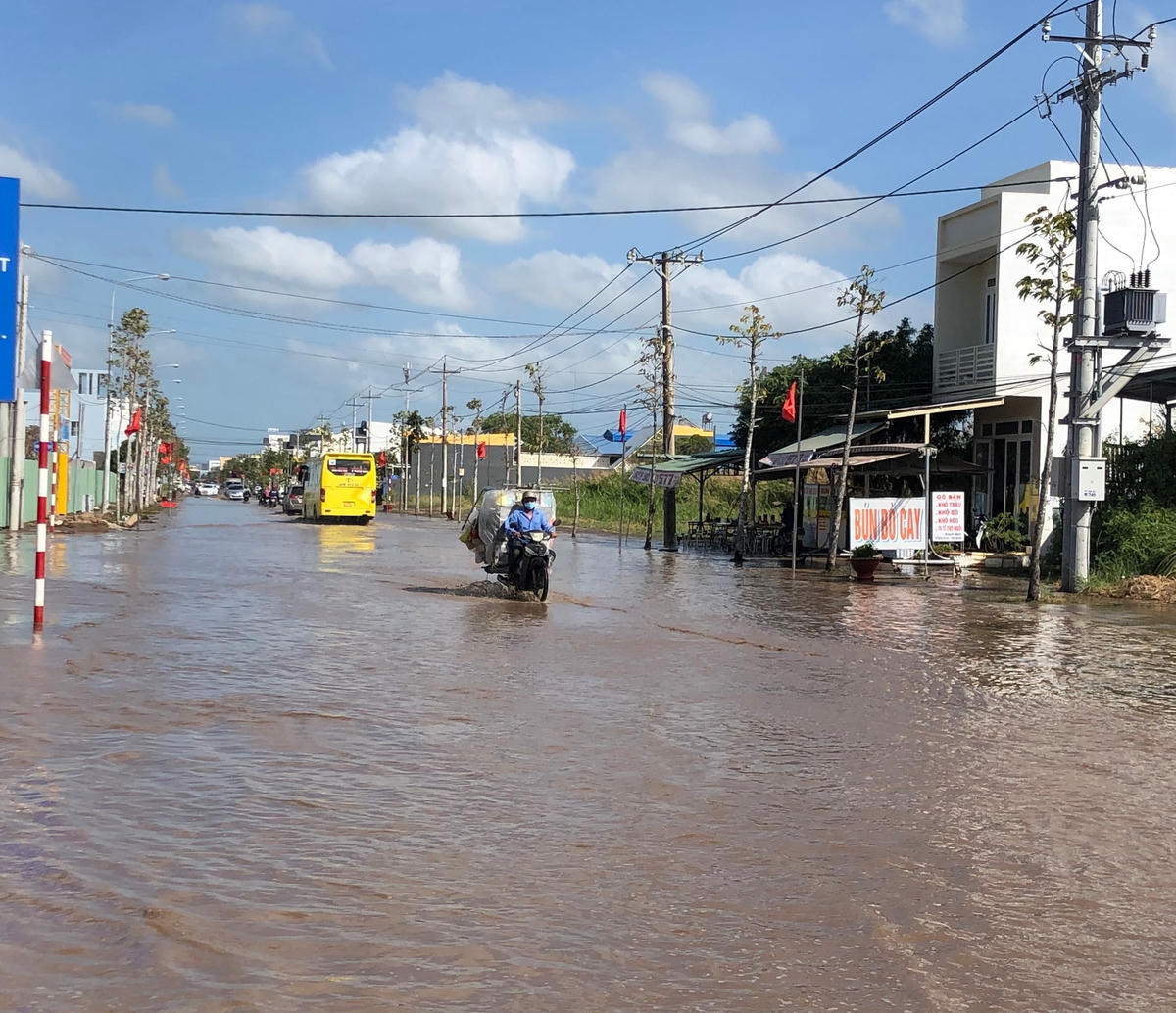 Mọi người phải di chuyển chậm, vừa đi, vừa dò đường để tránh sụp lề.