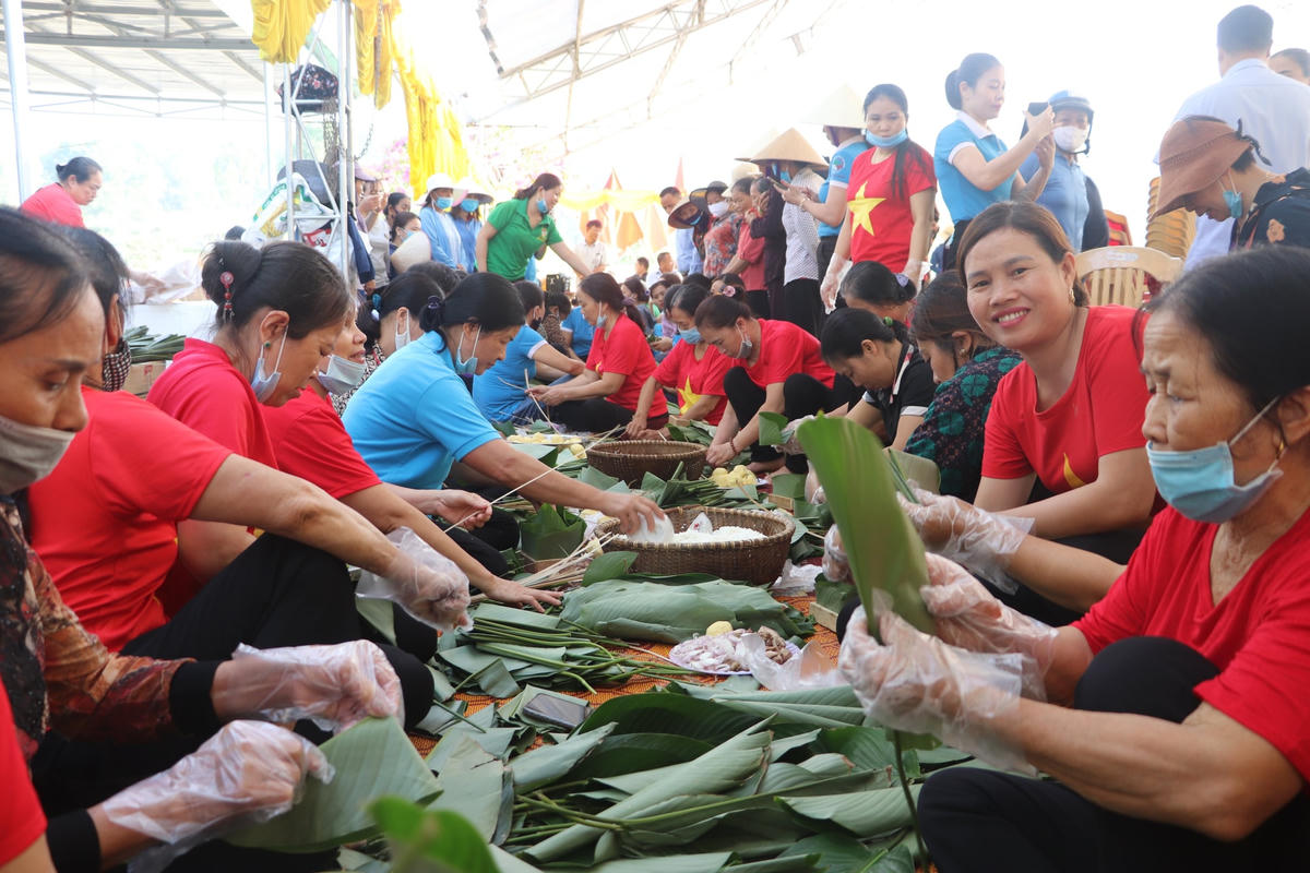 Thi gói bánh chưng tại Lễ giỗ Tổ Hùng Vương năm 2021.