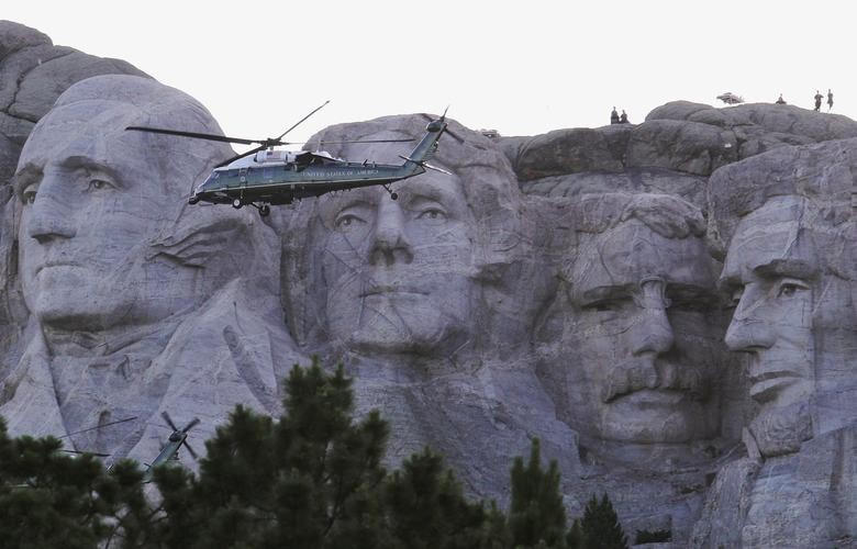 Máy bay chở Tổng thống Trump và Đệ nhất Phu nhân Melania Trump bay qua núi Rushmore ở Keystone, Nam Dakota ngày 3/7.  