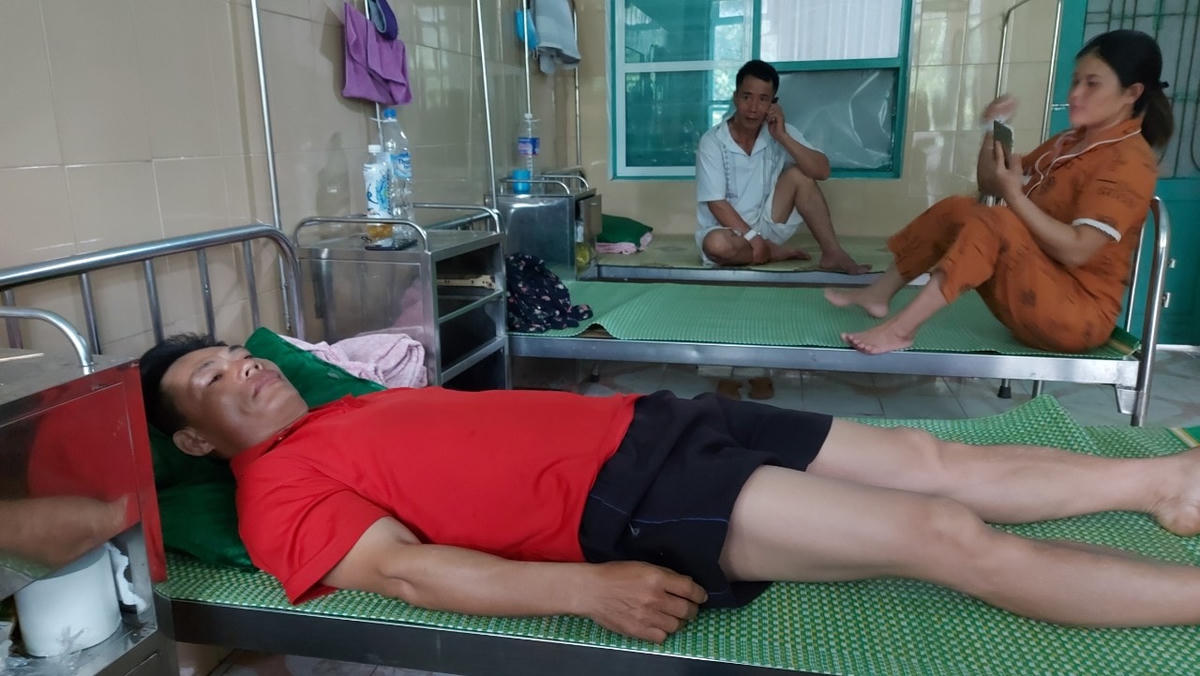 Một người dân bị thương khi chằng chống mái nhà đang điều trị tại bệnh viện Tuyên Hóa.