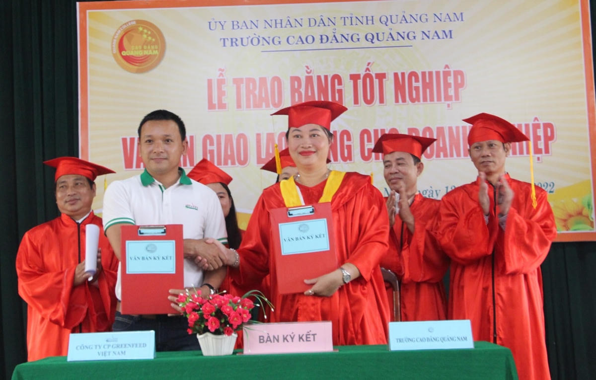 Lãnh đạo nhà trường bàn giao HSSV cho doanh nghiệp tiếp nhận làm việc.