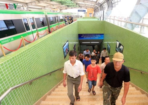 Người dân Thủ đô chờ đợi, hy vọng rồi thất vọng vì dự án đã chậm tiến độ quá lâu, thất hứa cả chục lần, chưa thể về đích.