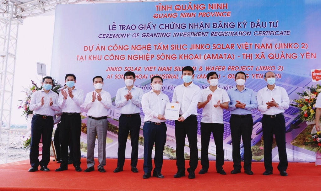 Lãnh đạo BQL Khu Kinh tế tỉnh Quảng Ninh trao giấy chứng nhận đăng ký đầu tư cho đại diện Công ty TNHH Công nghệ Jinko Solar Việt Nam.
