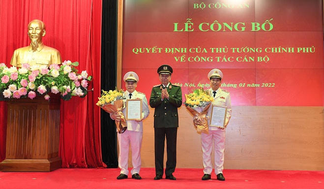 Thừa ủy quyền, Bộ trưởng Tô Lâm trao Quyết định bổ nhiệm chức vụ Thứ trưởng Bộ Công an đối với Thiếu tướng Lê Văn Tuyến và Thiếu tướng Nguyễn Văn Long. Ảnh: Cổng TTĐT Bộ Công an.