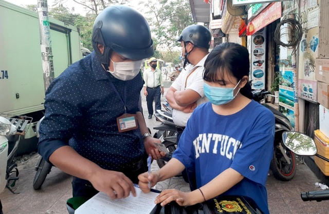 Lực lượng chức năng lập biên bản đối với 1 trường hợp không đeo khẩu trang nơi công cộng  