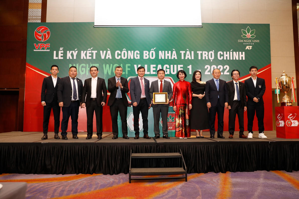 Đại diện Lãnh đạo Tổng cục TDTT, Đại diện Lãnh đạo Liên đoàn Bóng đá Việt Nam và các Quý vị khách mời đến tham dự, chứng kiến Lễ ký kết và công bố Tài trợ.