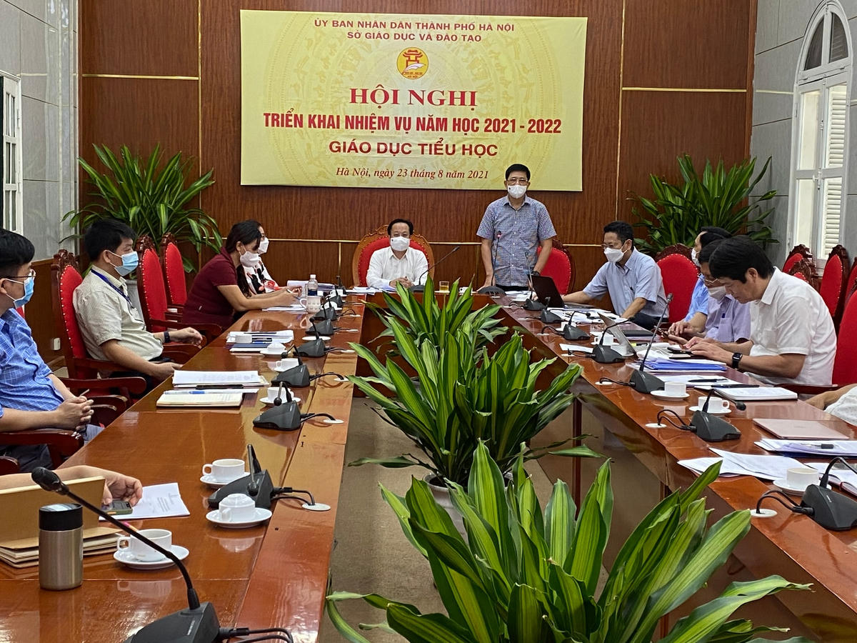 Phó Giám đốc Sở GDĐT Hà Nội Phạm Xuân Tiến phát biểu tại hội nghị. 