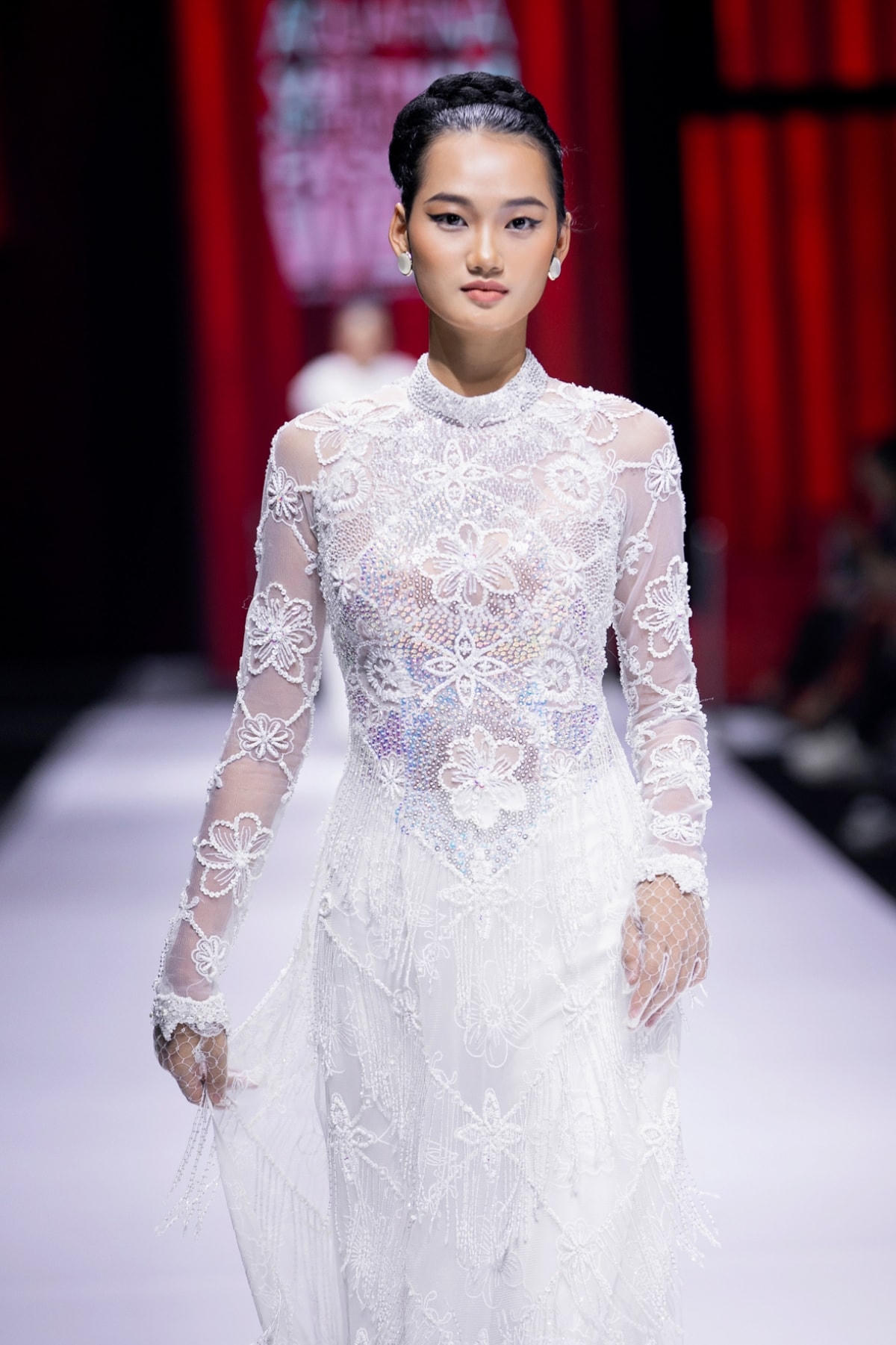 Thần thái thanh lịch của Á quân The Face Vietnam 2018 Quỳnh Anh đã làm bộ trang phục trở nên sang trọng hơn bao giờ hết.  