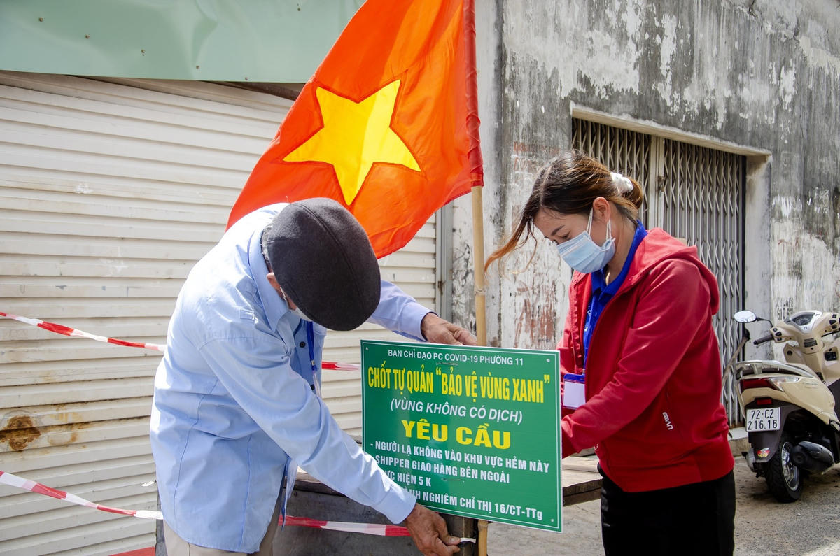 Người dân phường 11 cắm biển Chốt tự quản bảo vệ vùng xanh - Vùng không có dịch. 