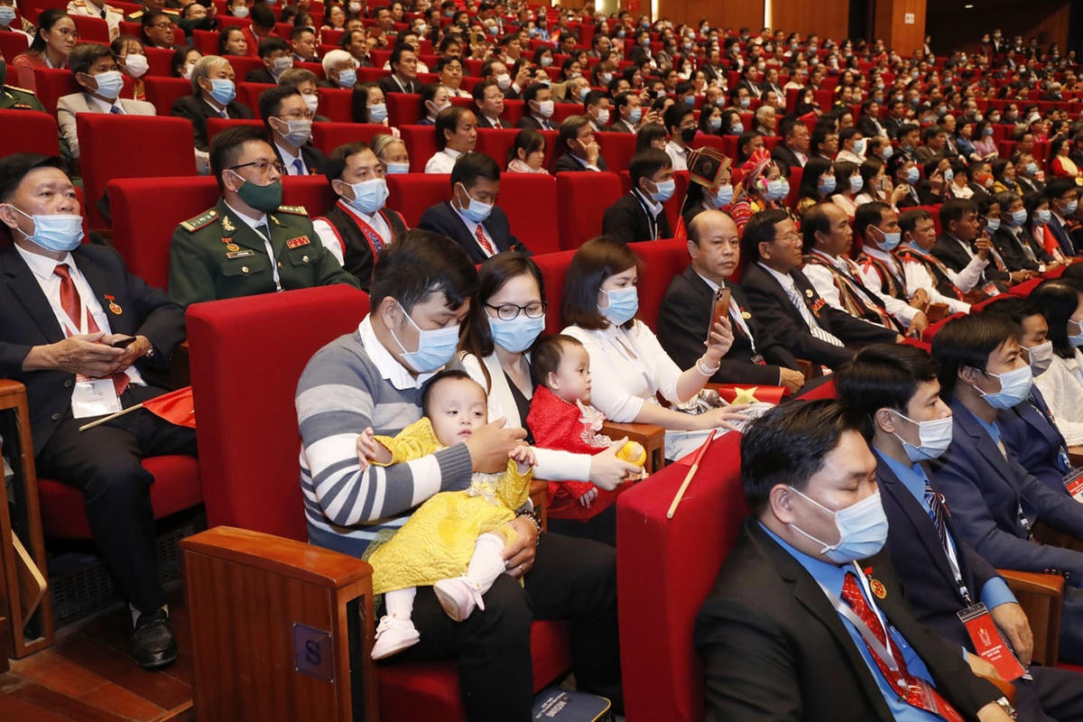 Hai bé Diệu Nhi - Trúc Nhi cũng có mặt tại Đại hội.