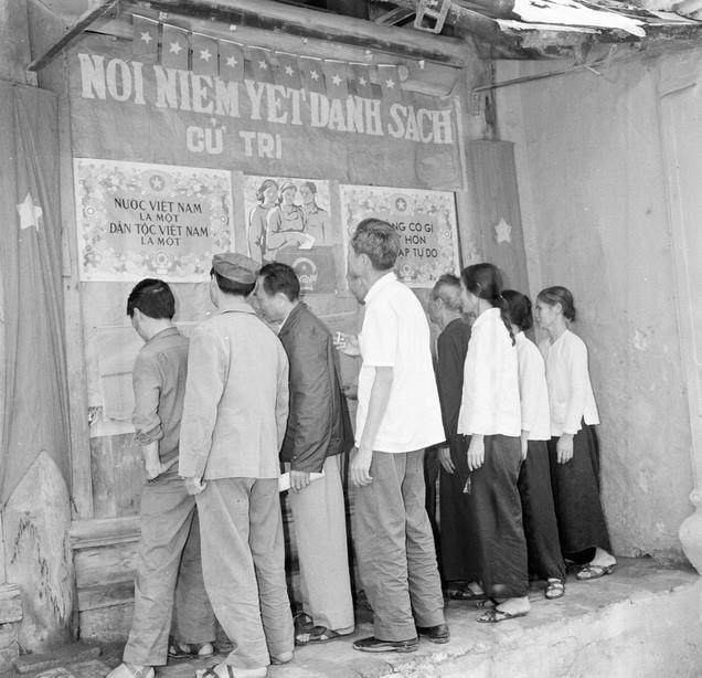 Nhân dân khối 35, khu phố 2, khu phố đông dân nhất thành phố Nam Định (Hà Nam Ninh) kiểm tra tên mình trong bảng danh sách cử tri. (Ảnh: Trần Phác/TTXVN).