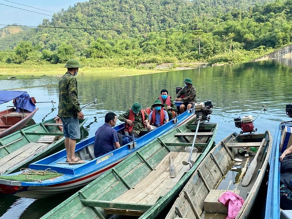 Lãnh đạo huyện Con Cuông vượt 2 giờ bằng thuyền vào vùng lõi trong rừng Quốc gia Pù Mát chỉ đạo bầu cử.