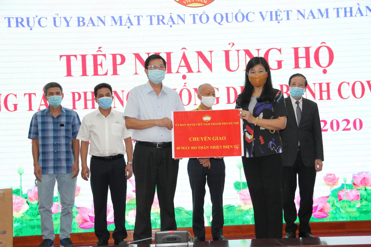 Ủy ban MTTQ thành phố chuyển giao 40 máy đo thân nhiệt cho Sở Y tế Hà Nội.