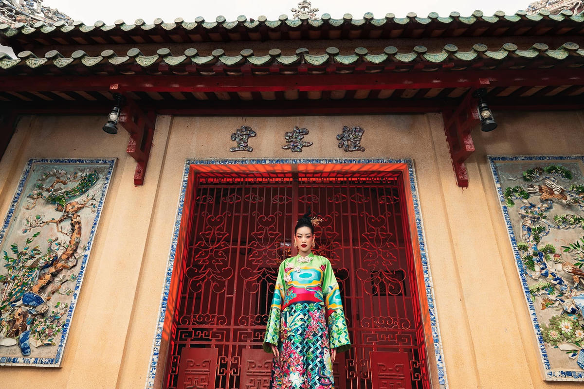 Tạo dáng bên kiến trúc cổ với nhiều hoạ tiết và hoa văn càng làm nổi bật thiết kế của áo dài.