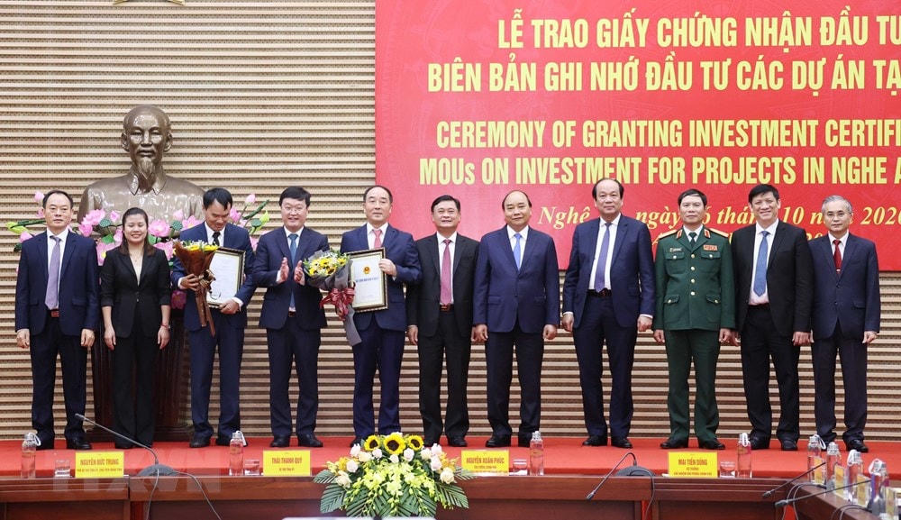 Thủ tướng Nguyễn Xuân Phúc chứng kiến lễ trao Giấy chứng nhận đầu tư và Biên bản ghi nhớ đầu tư các dự án tại Nghệ An. (Ảnh: Thống Nhất/TTXVN).